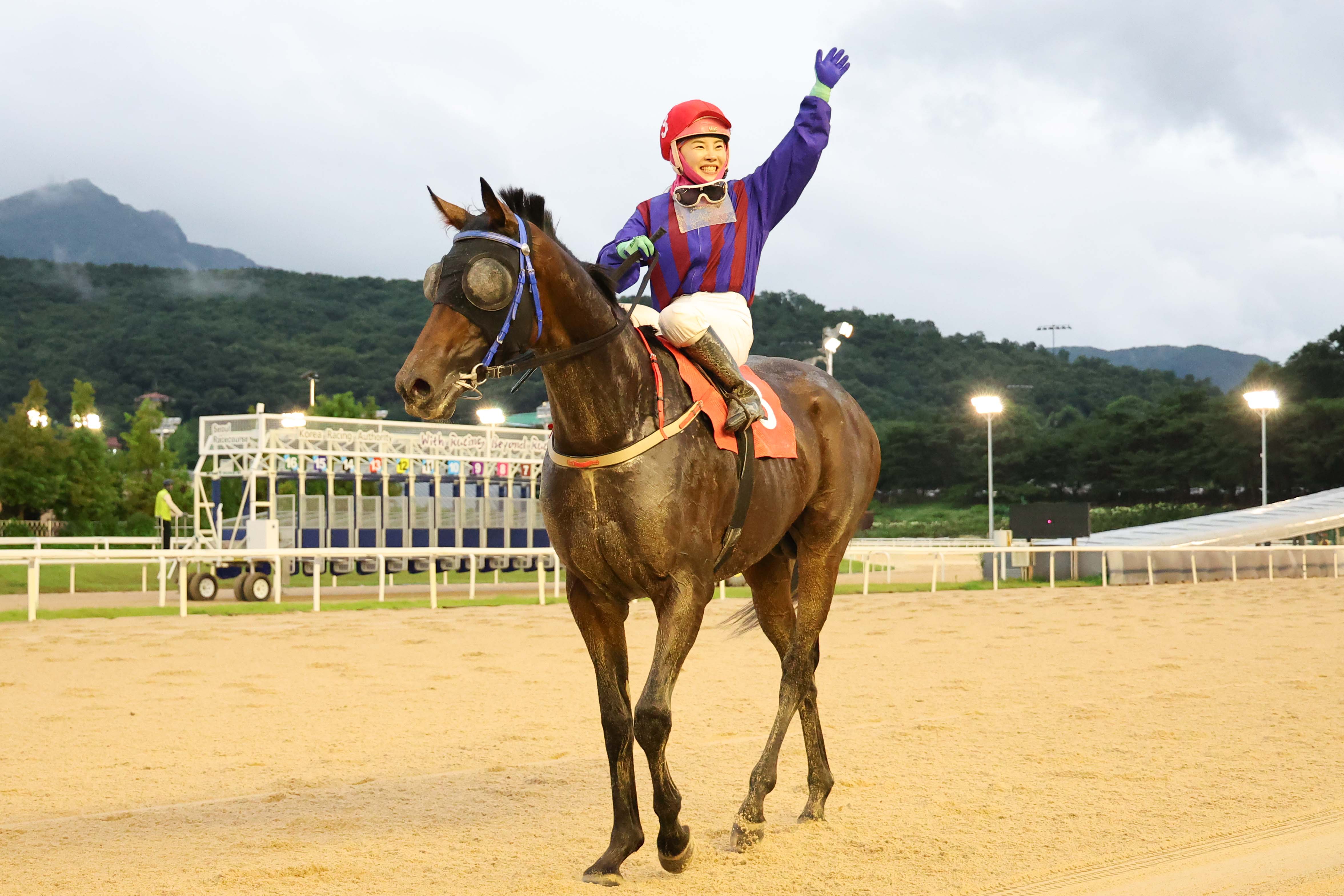 (기획1)(사진) 농림축산식품부장관배 우승의 김혜선기수와 글로벌히트 (3).jpg