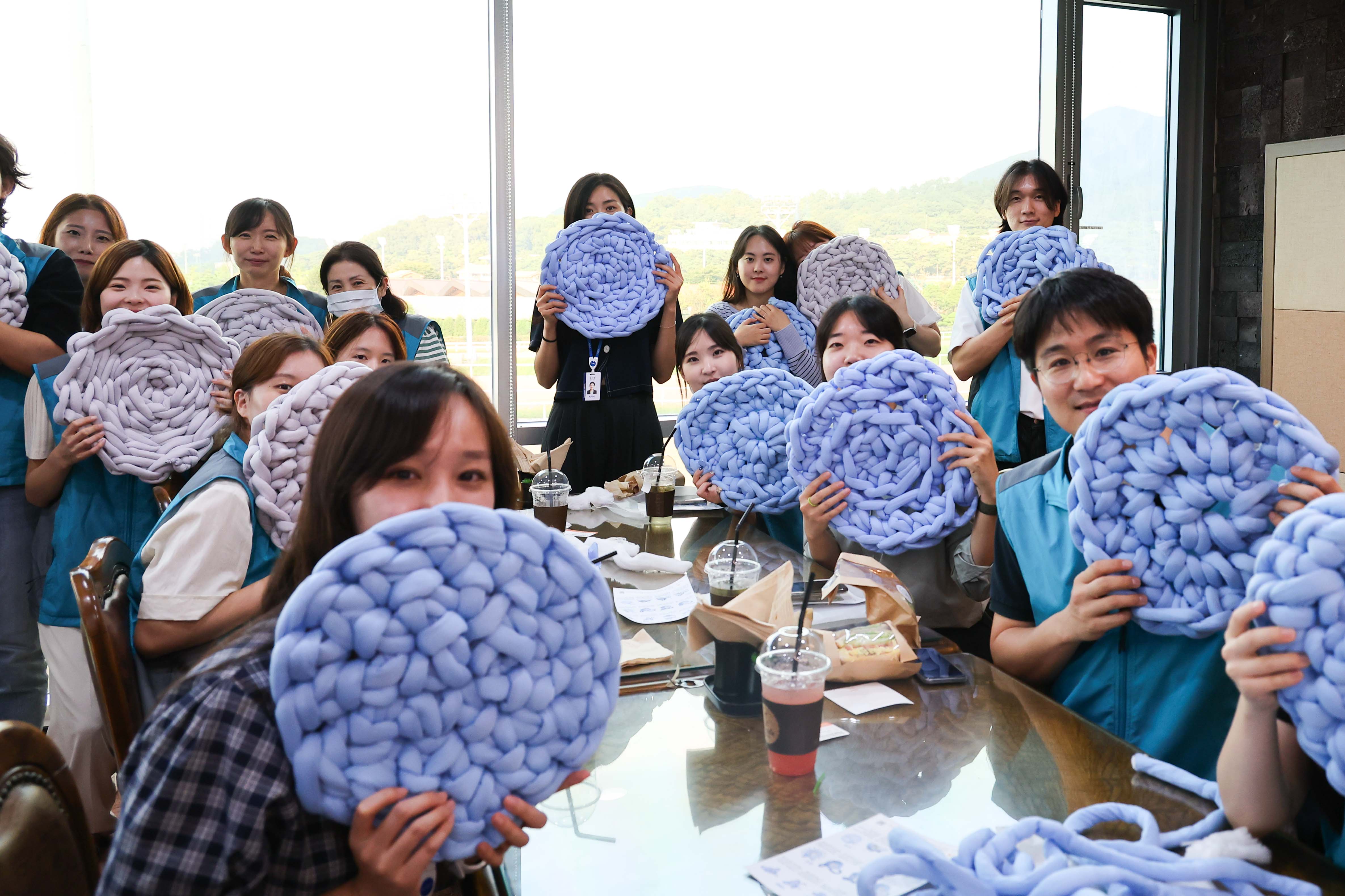 (단신1)(사진)한국마사회 동물복지 이색 활동_유기동물 놀이매트 제작.jpg